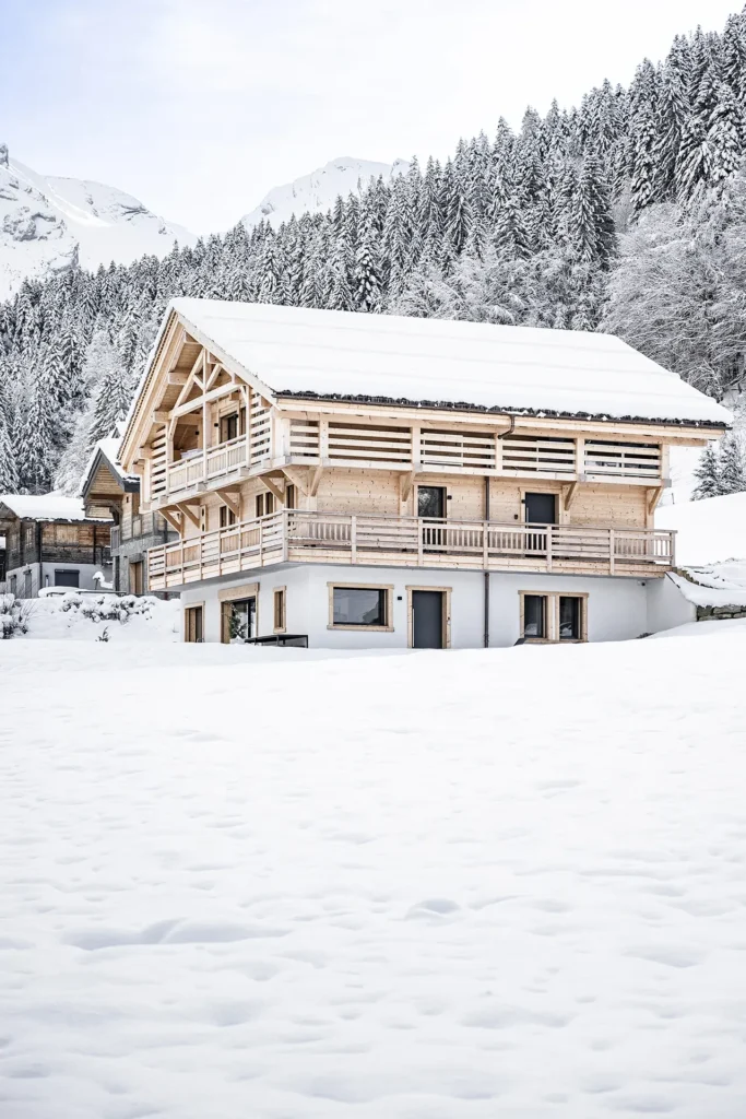 Extérieur du chalet Zenspace et forêt enneigée en hiver