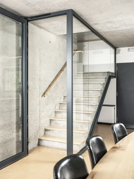 Escalier fermé et cuisine du chalet Zenspace